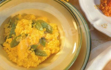 Ризотто с апельсинами, сахарным горошком и шафраном