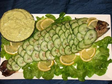 Форель с черносливом, запеченная в духовке