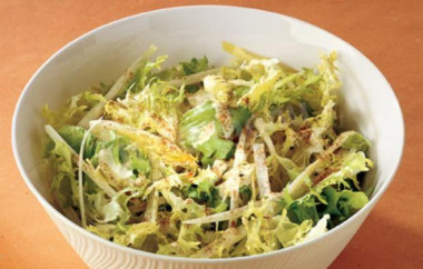 Салат из эндивия с ореховым соусом