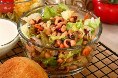 Салат из фасоли моркови и сельдерея