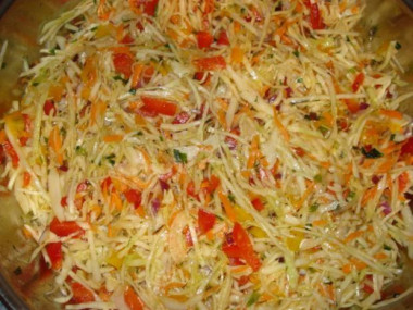 Салат из квашеной капусты с мочеными яблоками и брусникой