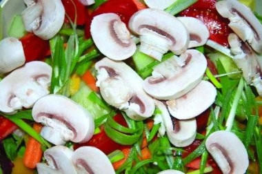 Салат с сырыми грибами шампиньонами по-парижски