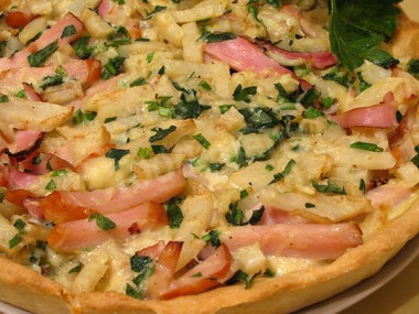 Салат из ветчины с сухариками и сельдереем