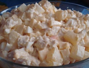 Королевский салат с грибами, курицей и ананасами