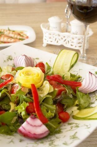 Салат с креветками из перца и моркови