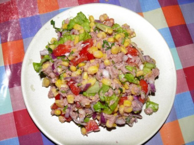 Рыбный салат с кукурузой, огурцом и тунцом
