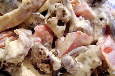 Салат с печеньем и куриной копченой грудкой и помидорами