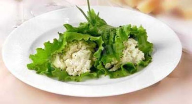 Салат с сыром помидорами и каперсами