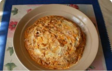 Оригинальный салат с сухарями и килькой