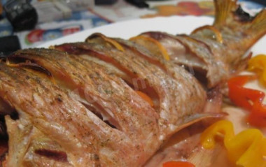 Сазан с перцем картошкой луком в духовке