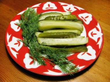 Вкусные малосольные огурцы с хреном в кастрюле