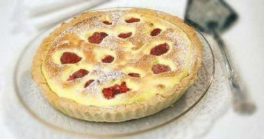Сладкие пироги с клубникой шоколадом и орехами