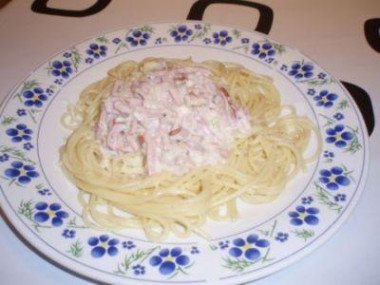 Макароны в сливочном соусе с ветчиной и твердым сыром
