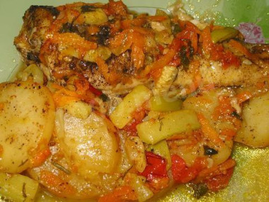 Треска с луком и помидорами в духовке с вином