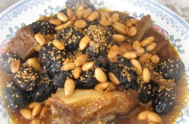 Тушеное мясо на меду с шафраном, миндалем и черносливом