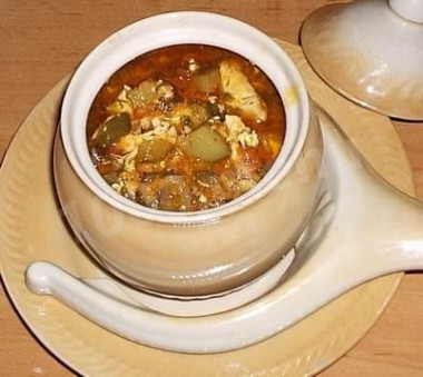 Баранина с овощами и сушеными грибами в духовке в горшочках