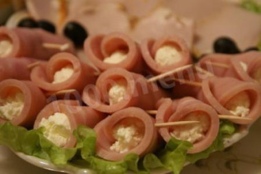 Канапе с ветчиной сметаной и хреном на шпажках