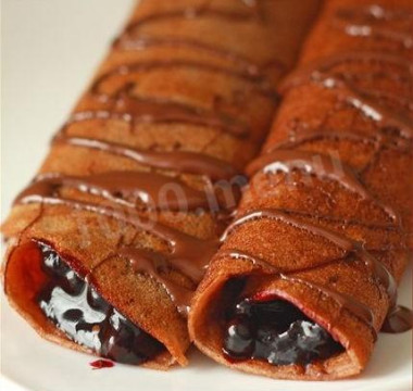 Вкусные блинчики шоколадные с черникой