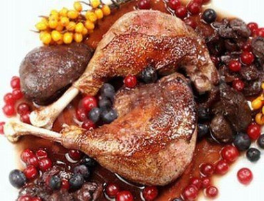 Жареная утка с беконом луком яблоками клюквой