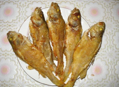Жареный в соусе с редькой окунь