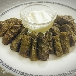 Азербайджанская долма в виноградных листьях. Ингредиенты: фарш (баранина и говядина), виноградные листья , мята