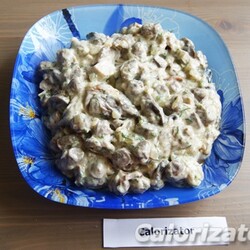 Куриные сердечки в сметанном соусе