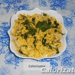 Белковый салат из курицы, кальмаров и яиц