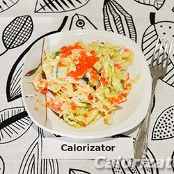 Вегетарианский овощной салат с красной икрой