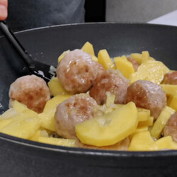 Розовый баклажан | Закинул все в одну сковороду и залил томатом. Просто и вкусно очень (ужин из картошки с фаршем)