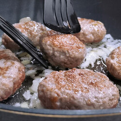 Розовый баклажан | И котлеты, и гарнир, и соус - все в одной сковороде. Ну очень вкусный ужин без долгой подготовки