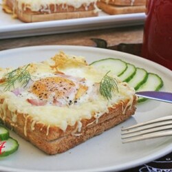 Тосты,запеченные  с яйцами в духовке