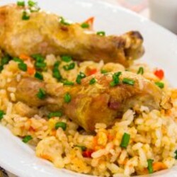 Куриная голень, запеченная с рисом и овощами