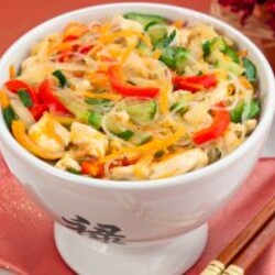 Фунчоза с овощами и куриным филе