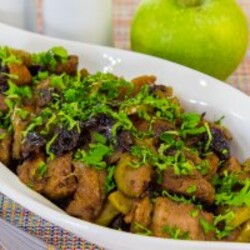 Свинина, тушенная с черносливом и яблоками