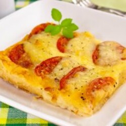 Слоеный пирог с моцареллой и помидорами