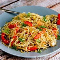 Фунчоза с консервированным тунцом и овощами