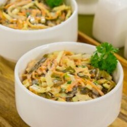 Салат с кальмарами, морской капустой и морковью по-корейски