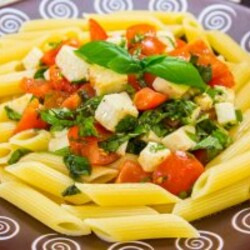 Макароны с помидорами, моцареллой и базиликом
