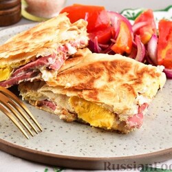 Яичница с колбасой (в лаваше)