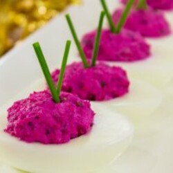 Яйца, фаршированные сельдью и свеклой