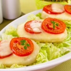 Картофель, запеченный с помидорами и сыром