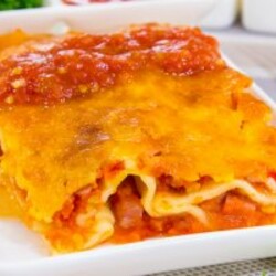 Каннеллони с беконом под томатным соусом