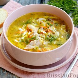 Куриный суп с консервированным горошком и яйцом