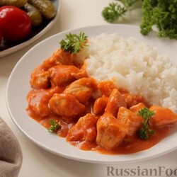 Филе индейки, тушенное в томатно-сметанном соусе