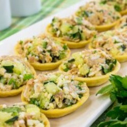 Тарталетки с салатом из тунца