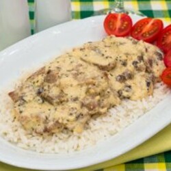 Свинина с грибами в сливочно-сырном соусе