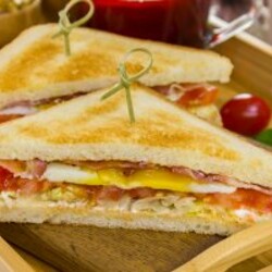 Сэндвич с беконом и яичницей