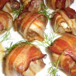Шампиньоны фаршированные, запечённые в беконе :
