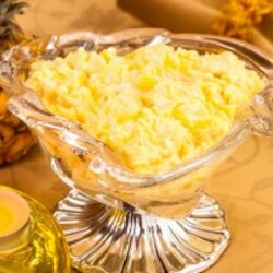 Салат с сыром и ананасами