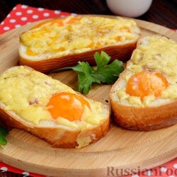 Яичница в хлебе, с сыром и колбасой